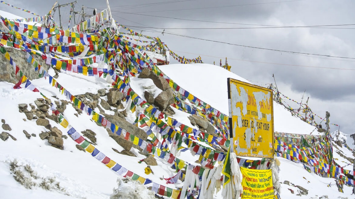 leh ladakh tourist places in hindi