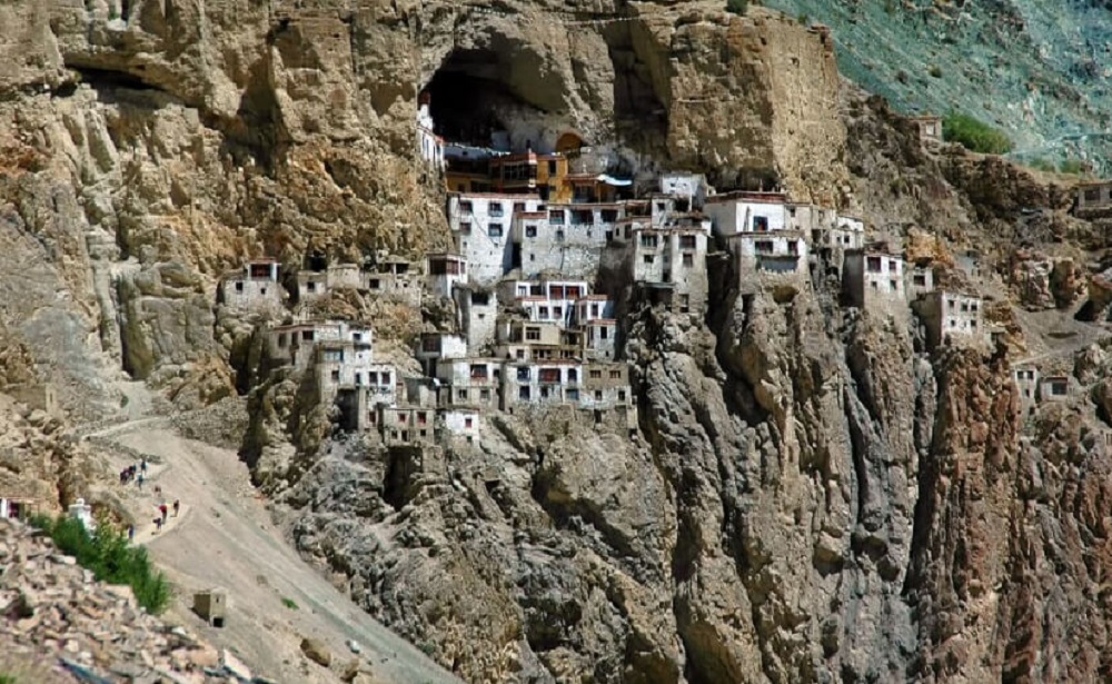 leh ladakh tourist places in hindi